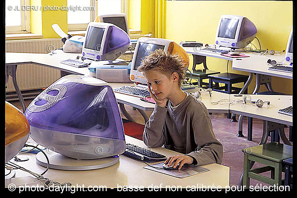 petit garon et ordinateur - little boy and comptuer